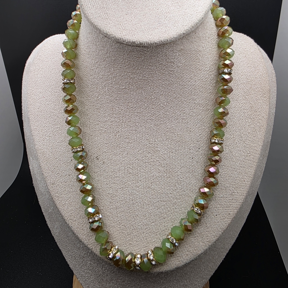 Elegant Green and Gold Beaded Necklace (1579)